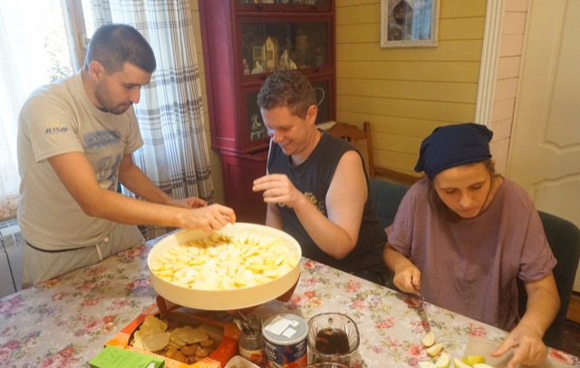 Наш лагерь: сушёные яблоки в подарок родителям. Фото 4